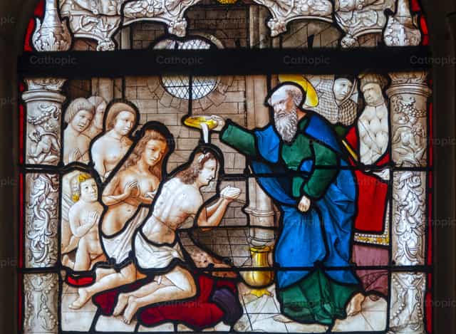 Vetrata raffigurante una scena del santo battesimo - Immagini stock cattoliche - Foto di Joan Sutter