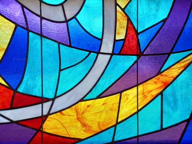 Vidriera con colores azul y morado - Banco de imágenes católicas - Fotografía por Rick Short