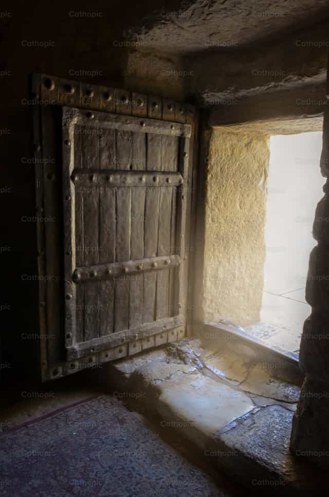 The little door of Bethlehem - Catholic stock images - Photo by Titi Maciel Pérez