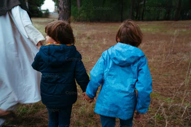 Gesù cammina con i bambini - Immagini stock cattoliche