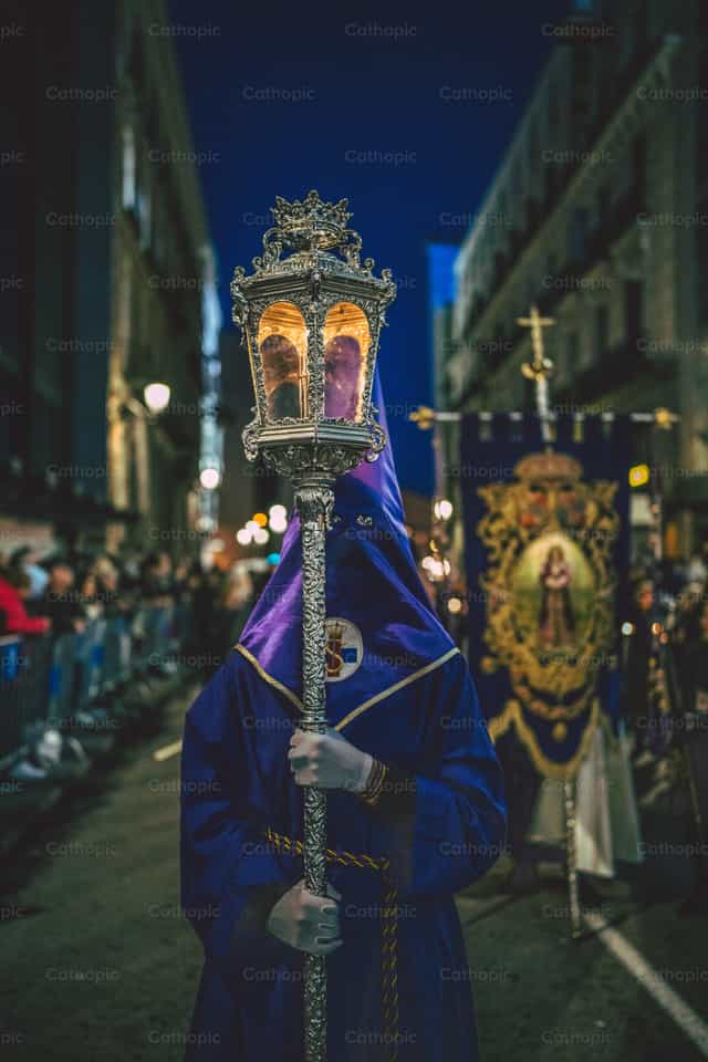 夜间游行：戴帽（capirote）与手持蜡烛 - 天主教图库图片