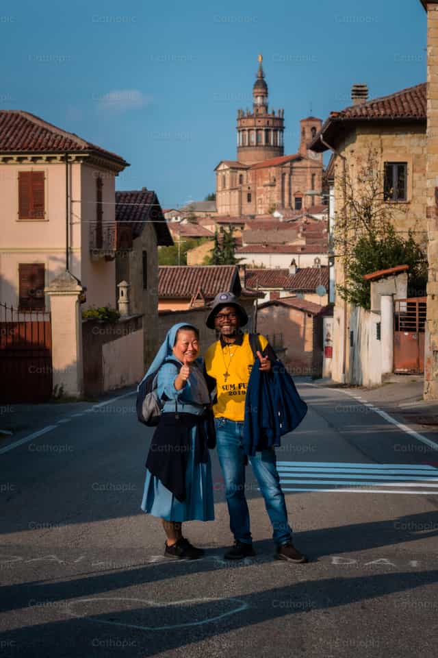 Hermano y hermana - Banco de imágenes católicas - Fotografía por Vytautas Markūnas SDB