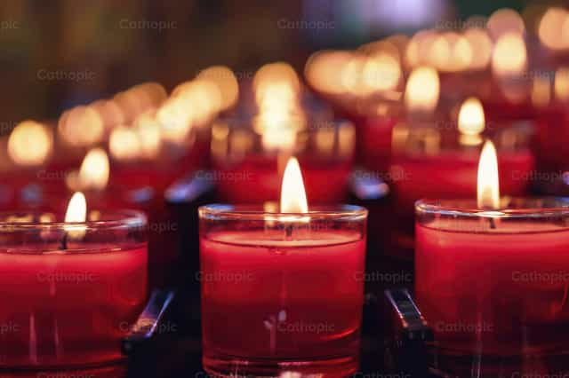 Chamas de velas na igreja - Imagens católicas de stock - Foto de Julián Iglesias