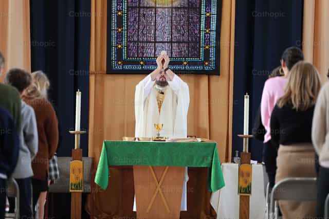 Elevar a Eucaristia - Imagens católicas de stock