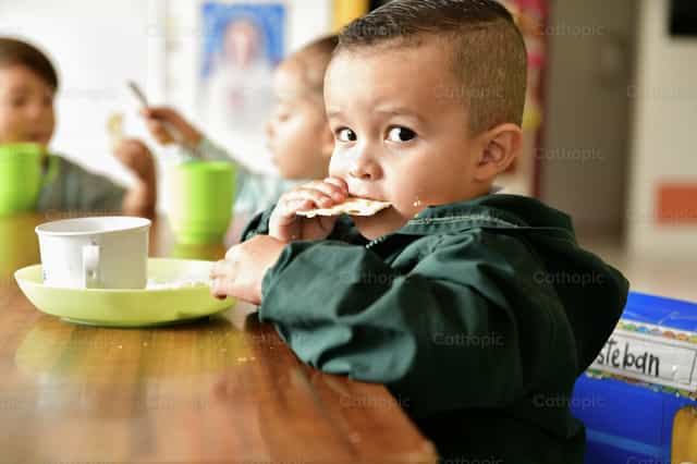 Niño en el comedor - Banco de imágenes católicas - Fotografía por Carolina BR