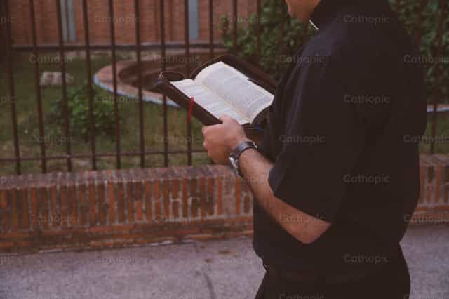 Sacerdote em meditação sobre a Palavra de Deus - Imagens católicas de stock - Foto de Almures Studio