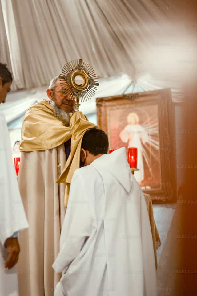 Bênção do Santíssimo Sacramento - Imagens católicas de stock - Foto de lscalado