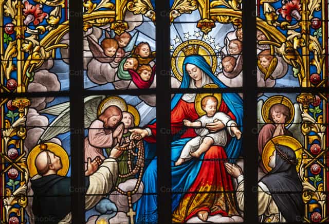 Maria e o Menino Jesus entregando o rosário - Imagens católicas de stock - Foto de Joan Sutter