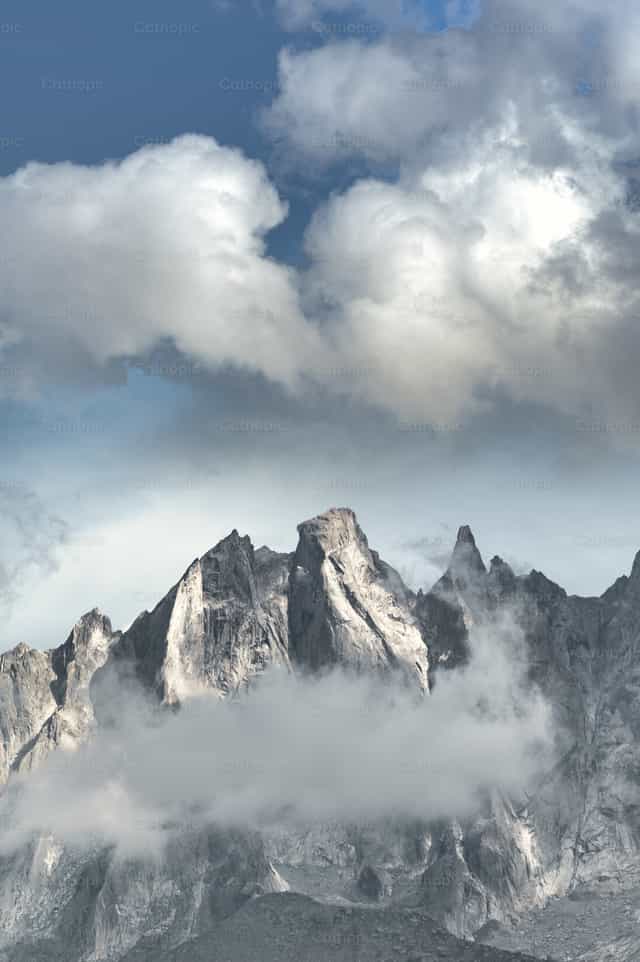 Montañas entre las nubes en los Alpes suizos - Banco de imágenes católicas - Fotografía por Michelangelo Oprandi
