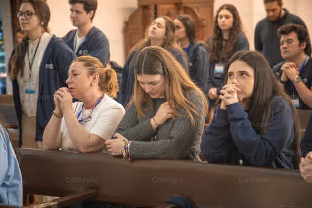 Femmes dans le culte : le silence qui parle à l’âme - Images catholiques de stock - Photo de Yandry Fernández Perdomo