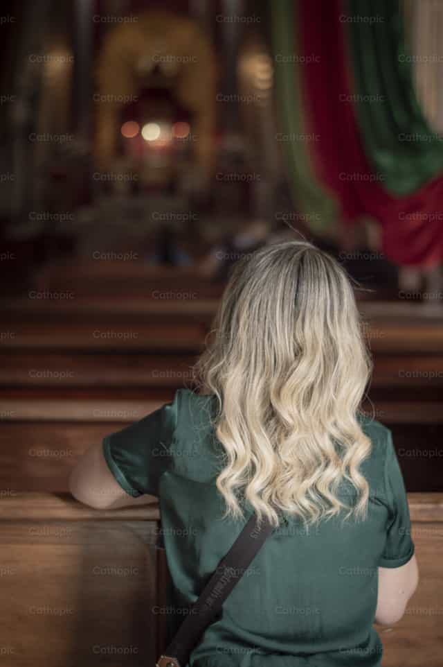 Woman praying - Catholic stock images - Photo by Carolina BR