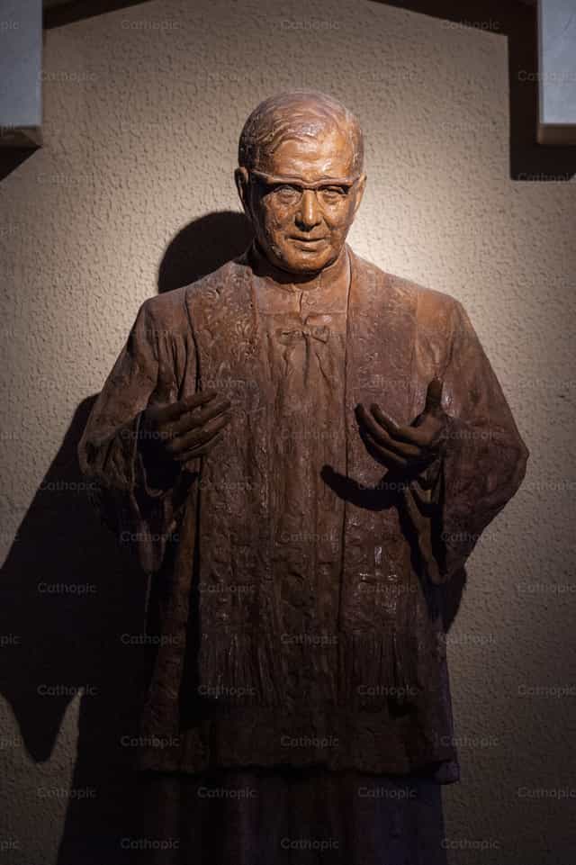圣何塞玛利亚·埃斯克里瓦像 - 天主教图库图片 - 摄影： Álvaro García