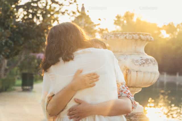 Abrazo fraterno - Banco de imágenes católicas