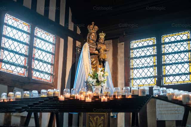 María y el Niño con velas - Banco de imágenes católicas