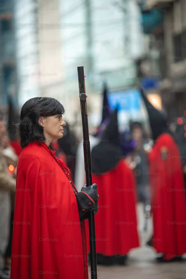 Mujer devota en oración durante la Semana Santa - Banco de imágenes católicas