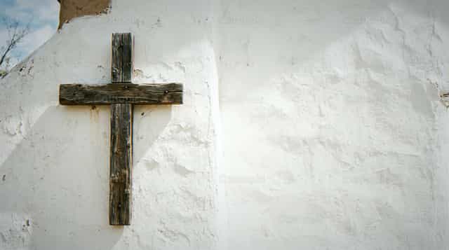 Croix en bois sur mur blanchi à la chaux - Images catholiques de stock - Photo de Enma Bastidas