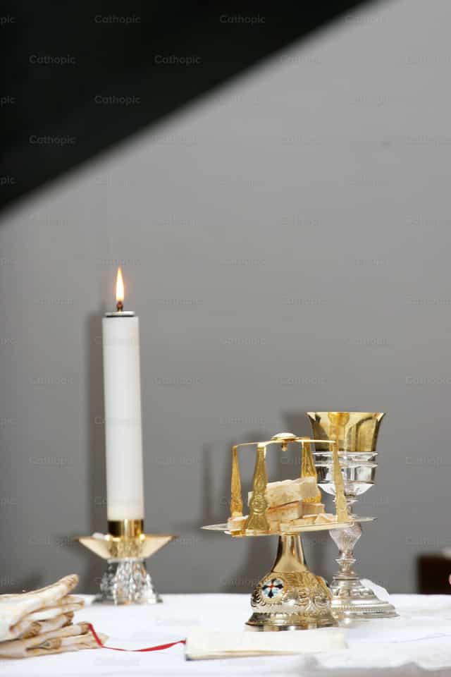 Ofrendas sagradas en el altar de la misa bizantina - Banco de imágenes católicas - Fotografía por Cristina Grigore