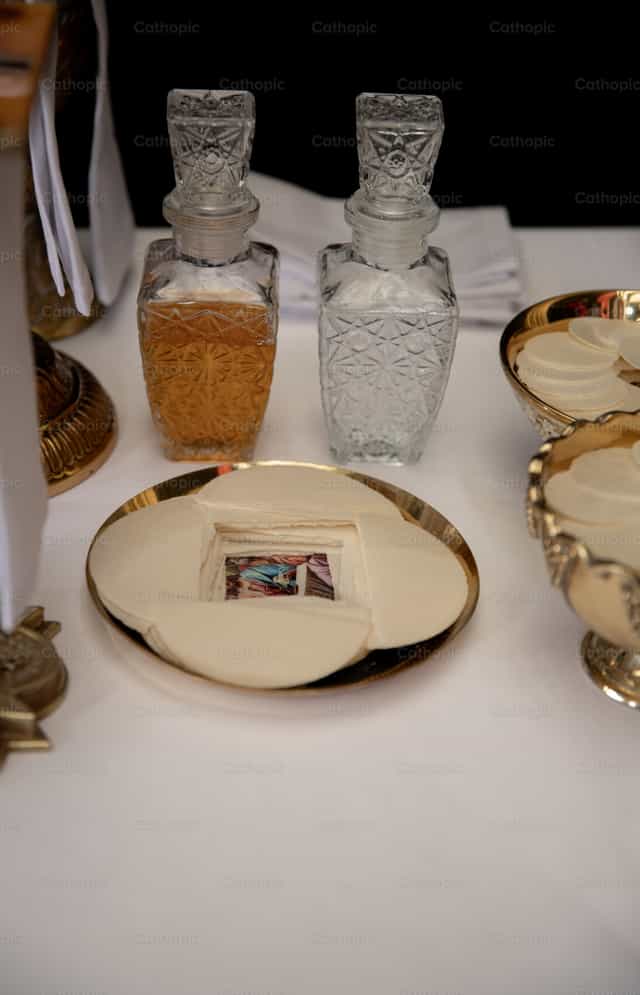 Objets liturgiques sur une table - Images catholiques de stock