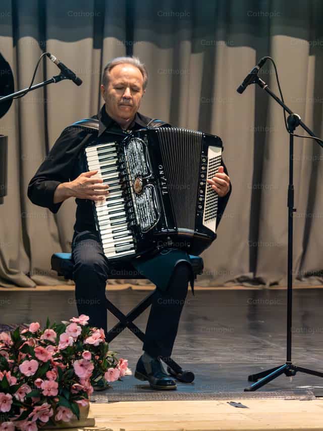 Acordeonista - Banco de imágenes católicas - Fotografía por patrizio righero