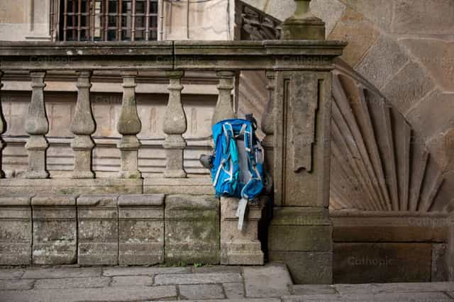 Mochila de peregrino del camino de santiago - Banco de imágenes católicas - Fotografía por Yandry Fernández Perdomo