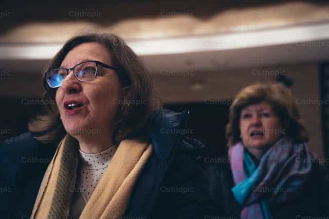 Mujeres cantando en Misa - Banco de imágenes católicas - Fotografía por Almures Studio