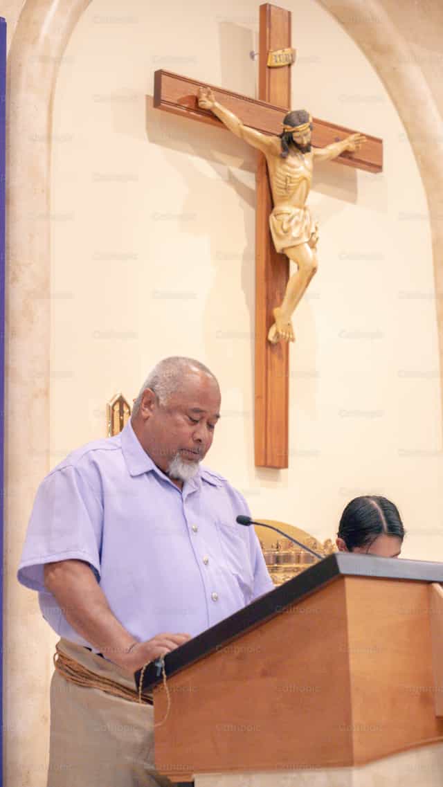 Das Rosenkranzgebet in der Kirche - Katholische Stockfotos
