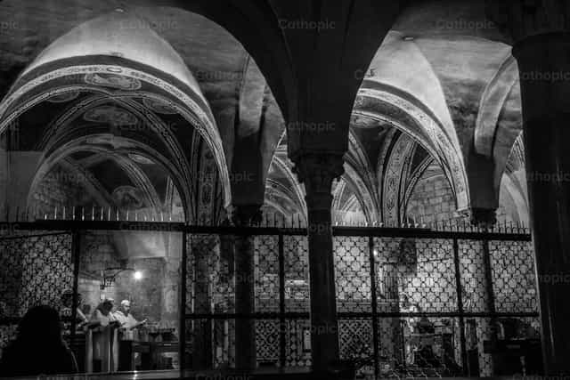 Monges meditando na Abadia de San Miniato al Monte, em Florença - Imagens católicas de stock