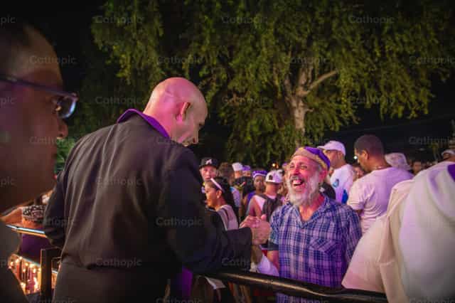 Sacerdote saluda a una persona en Cuba - Banco de imágenes católicas - Fotografía por Yandry Fernández Perdomo