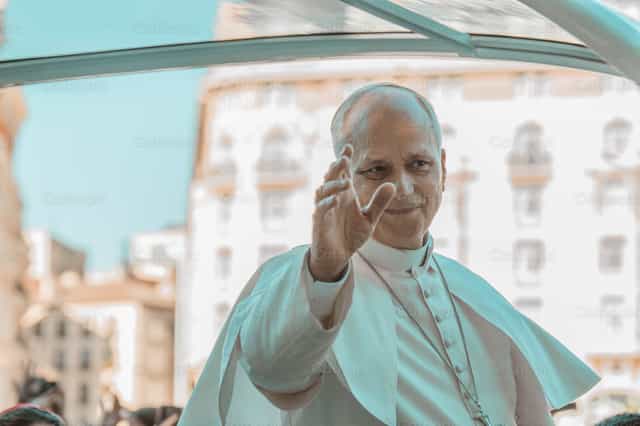 El papa León XIV saludando - Banco de imágenes católicas - Fotografía por Rodrigo De Miguel