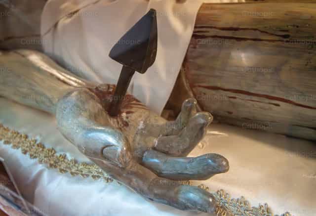 Por nuestros pecados (Mano de Cristo) - Banco de imágenes católicas - Fotografía por Steven Zimmerman