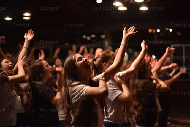Jovenes adorando - Banco de imágenes católicas - Fotografía por Thácio Leite