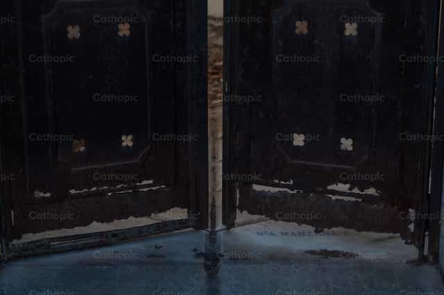 Puerta de panteón - Banco de imágenes católicas