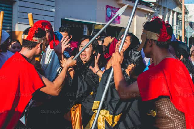 Jovenes representando el Viacrucis - Banco de imágenes católicas - Fotografía por Enrique Casasola