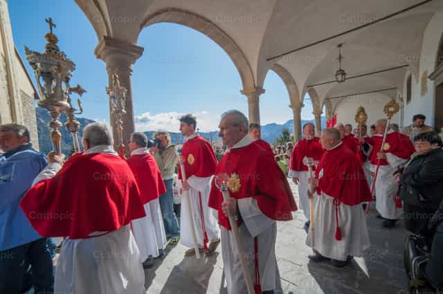 Confraria durante a procissão - Imagens católicas de stock