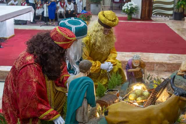Los Reyes Magos le llevan regalos al Niño Jesus - Banco de imágenes católicas