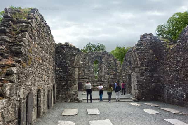 Antigua iglesia en ruinas - Banco de imágenes católicas