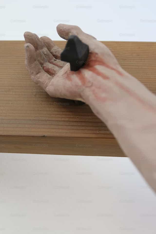 De hand van Christus genageld aan het kruis - Katholieke stockfoto's - Foto door Cristina Grigore