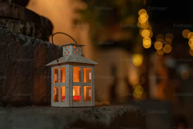 Farol con vela - Banco de imágenes católicas - Fotografía por Cristhofer Ampie