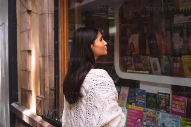 Chica mirando escaparates - Banco de imágenes católicas - Fotografía por Cathopic