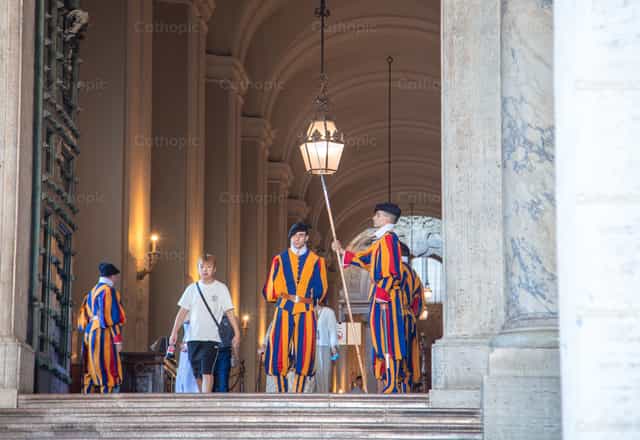 Soldado de la Guardia Suiza Vaticana - Banco de imágenes católicas - Fotografía por Yandry Fernández Perdomo