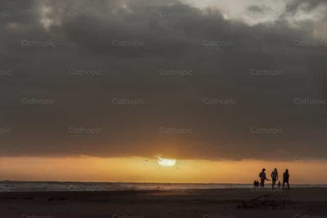 Sol en la tormenta - Banco de imágenes católicas - Fotografía por Titi Maciel Pérez