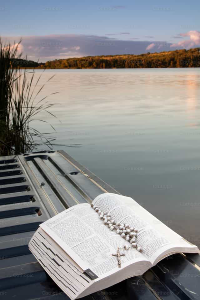 Biblia en el lago - Banco de imágenes católicas - Fotografía por Vannett Studios