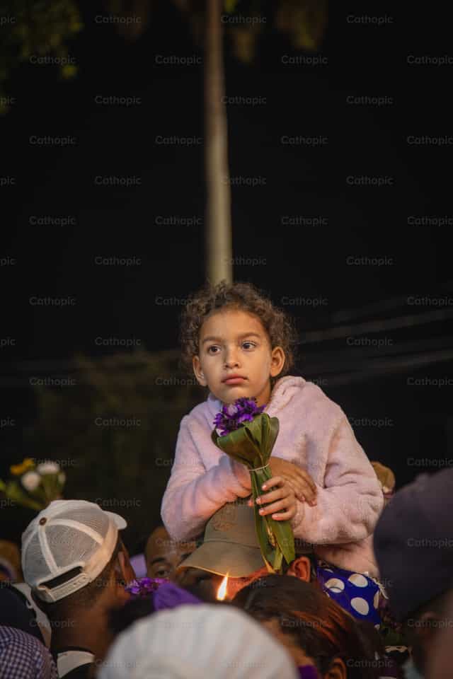 Padre con niña rezando junto a su familia - Banco de imágenes católicas