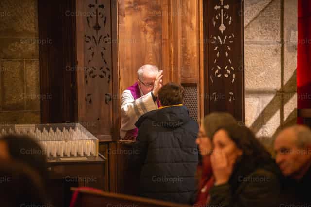 God vergeeft onze zonden - Katholieke stockfoto's - Foto door Yandry Fernández Perdomo