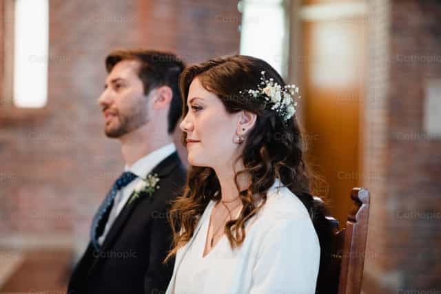 Bride and groom in marriage ceremony - Banco de imágenes católicas