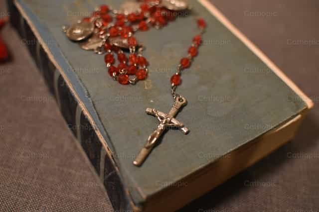 Una Santa Bibbia in spagnolo e rosario - Immagini stock cattoliche - Foto di Luisa Oswalt