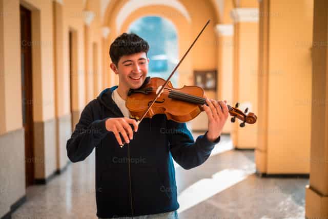 Músico feliz - Banco de imágenes católicas