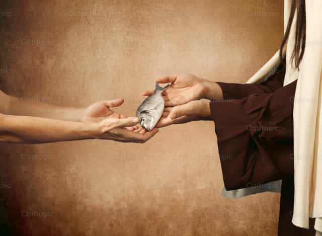 Jesús da el pescado a un mendigo - Banco de imágenes católicas