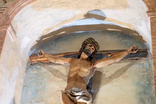 Cristo en la cruz - Banco de imágenes católicas - Fotografía por Carolina BR