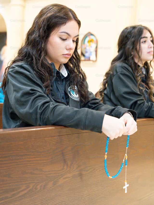 Oração no ensino médio - Imagens católicas de stock